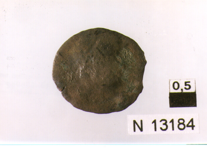 R/ busto a destra di imperatore non identificabile; V/ Vittoria a sinistra con corona (moneta, follis) (sec. IV d.C)