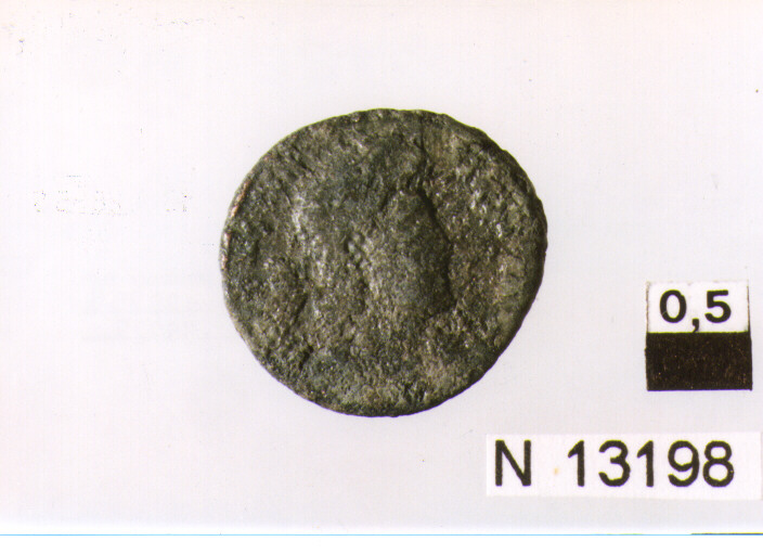 R/ busto di imperatore non identificabile (Costantino?) a destra; V/ illeggibile (moneta, follis) (sec. IV d.C)