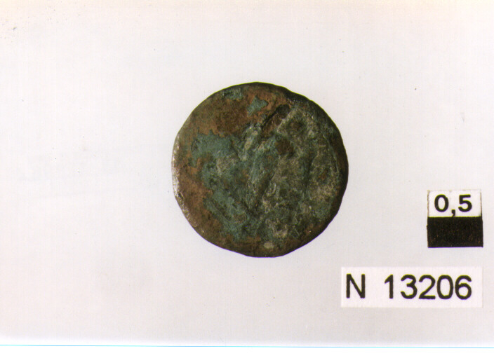 R/ busto corazzato, elmato di Costantino a sinistra; V/ Vittoria a sinistra (moneta, follis) (sec. IV d.C)