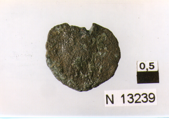 R/ busto di imperatore non identificabile a destra; V/ imperatore a sinistra colpisce cavaliere caduto (moneta, follis) (sec. IV d.C)