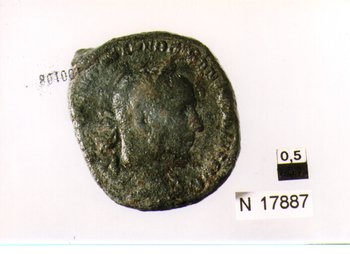 R/ busto drappeggiato di Treboniano Gallo a destra; V/ Liberalitas (?) stante a sinistra con cornucopia (moneta, sesterzio) (sec. III d.C)