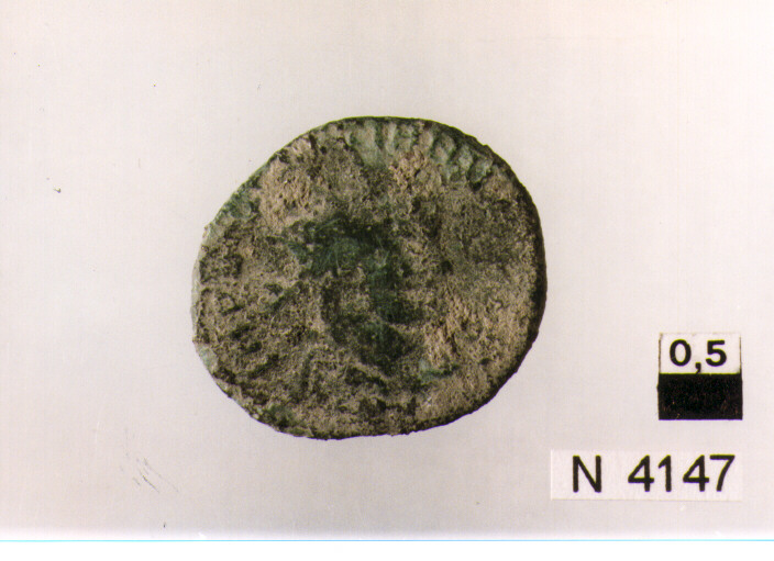 R/ testa radiata di imperatore a destra; V/ corona contenente iscrizione (moneta, antoniniano) (sec. III d.C)
