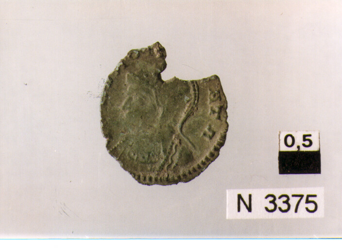 R/ busto elmato e corazzato di imperatore a sinistra; V/ la Lupa a sinistra allatta i gemelli, sopra due stelle (moneta, follis) (sec. IV d.C)