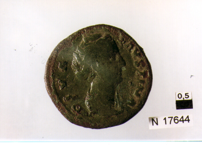 R/ busto drappegiato di Faustina I a destra; V/ Giunone(?) stante a sinistra con patera e scettro (moneta, sesterzio) (sec. II d.C)