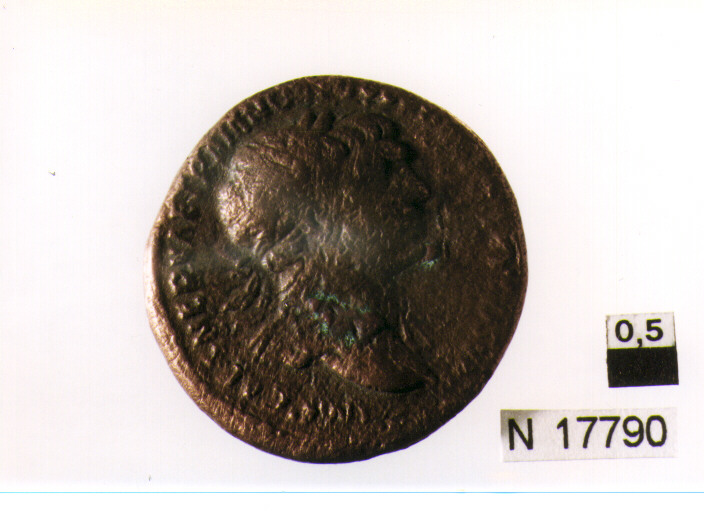 R/ testa laureata di Traiano a destra; V/ figura drappeggiata seduta a sinistra con ramo di palma ai suoi piedi la Dacia inginocchiata a destra (moneta, asse) (secc. I/ II d.C)
