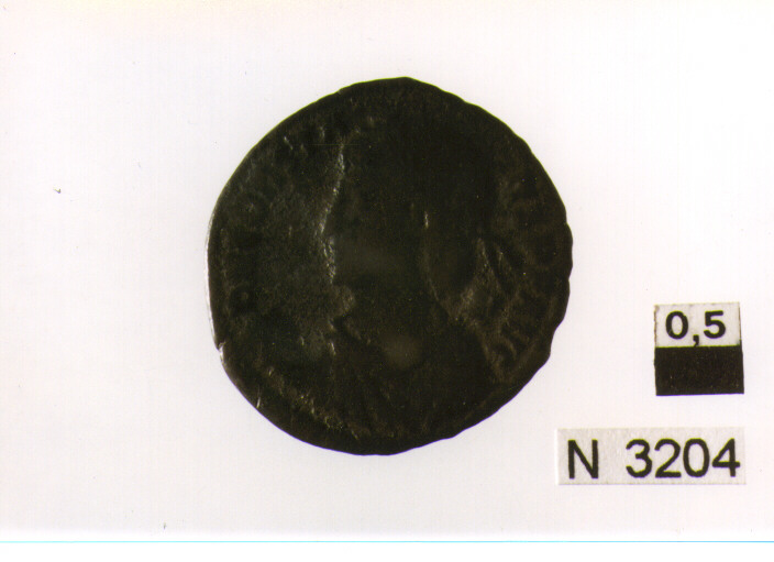 R/ busto drappeggiato e diademato a sinistra; V/ imperatore in abiti militari avanza verso destra, tenendo un prigioniero per mano (moneta, follis) (sec. IV d.C)