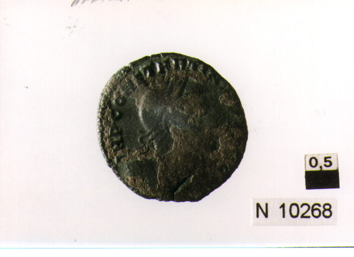 R/ busto drappeggiato di Costantino diademato a destra; V/ Genio stante asinistra con cornucopia e patera (moneta, follis) (sec. IV d.C)
