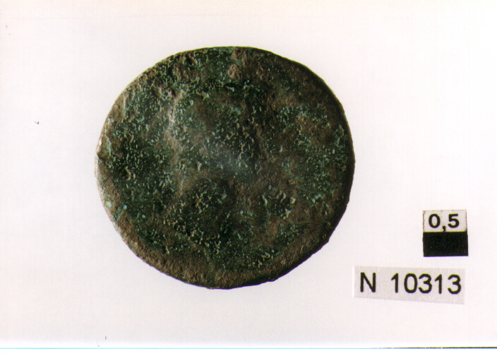 R/ testa di imperatore Traiano(?) a destra; V/ illeggibile (moneta, asse) (secc. I/ II d.C)