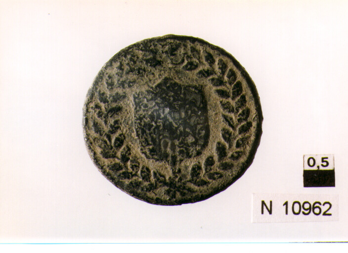 R/ stemma senza corona entro due grandi rami d'alloro annodati in basso; V/ iscrizione sormontata da corona regale (moneta, cinque tornesi) (sec. XVIII d.C)