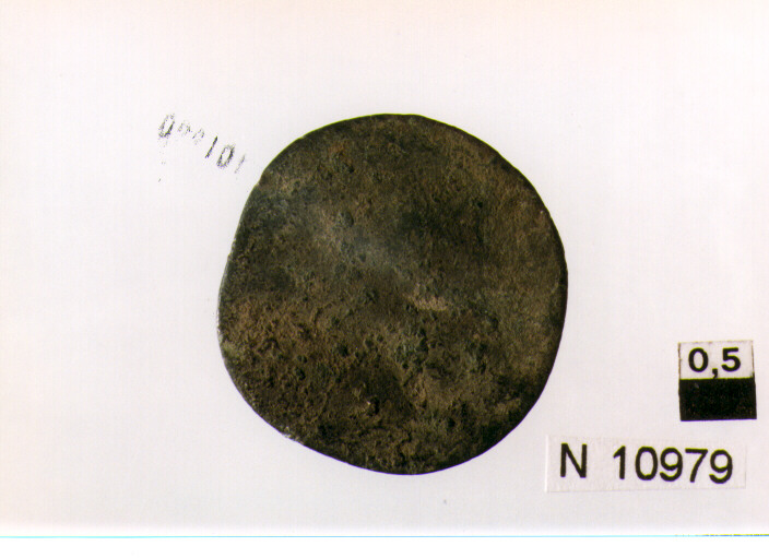 R/ illeggibile; V/ croce di Gerusalemme accantonata da crocette simili (moneta, tre cavalli) (sec. XVI d.C)