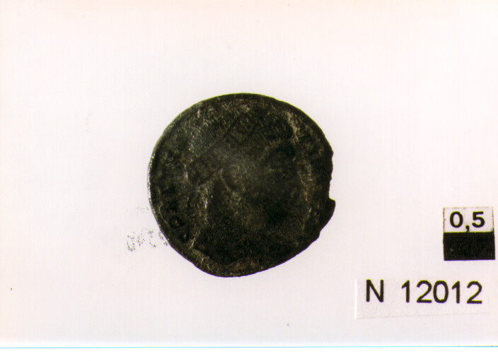 R/ testa di imperatore con diadema perlinato a destra; V/ corona d'alloro (moneta, follis) (sec. IV d.C)