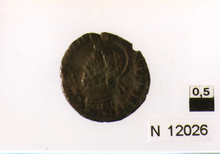 R/ busto elmato, corazzato con scudo e lancia di Giuliano a sinistra; V/ corona d'alloro contenente iscrizione (moneta, follis) (sec. IV d.C)
