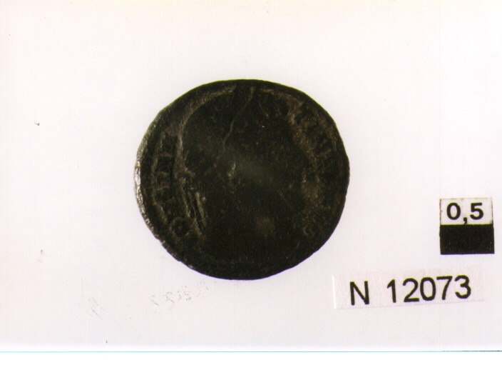 R/ testa laureata di Costantino a destra; V/ porta dell'accampamento con due torri (moneta, follis) (sec. IV d.C)