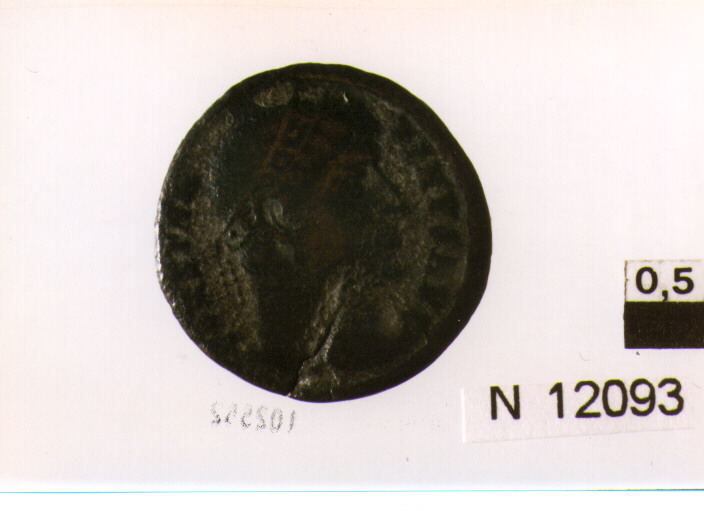 R/ testa diademata di Costantino a destra; V/ ingresso dell'accampamento con due torri e stella al centro (moneta, follis) (sec. IV d.C)
