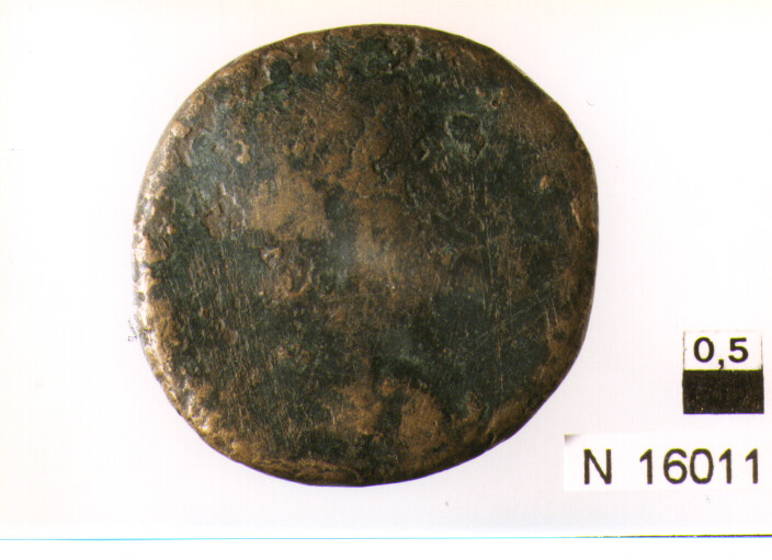 R/ busto a destra, poco leggibile; V/ figura femminile drappeggiata stante a sinistra (?) (moneta, sesterzio) (secc. I/ II d.C)