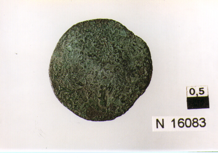 R/ illeggibile; V/ croce di Gerusalemme accantonata da quattro crocette (moneta, tre cavalli) (sec. XVI d.C)