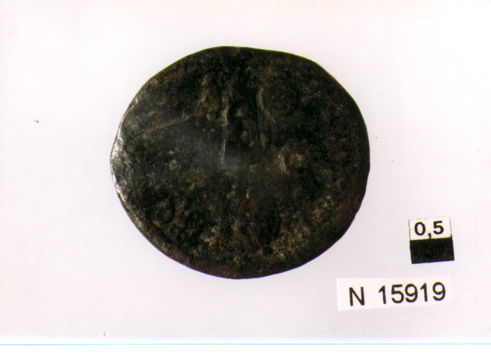 R/ testa laureata di Traiano a destra; V/ trofeo d'armi (moneta, asse) (secc. I/ II d.C)