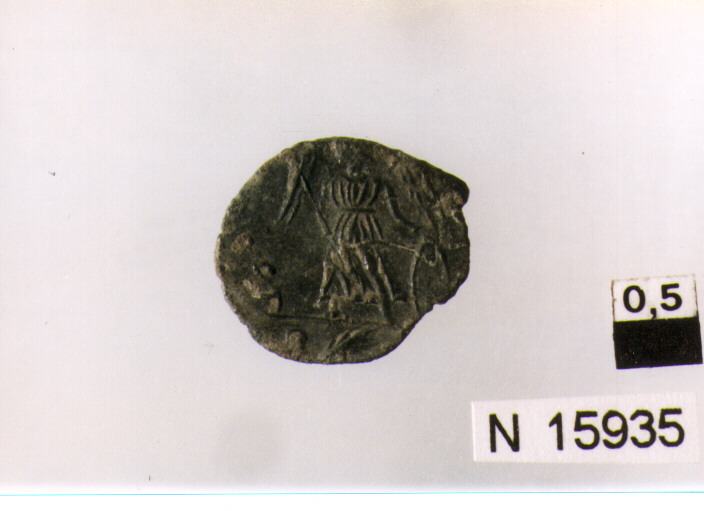 R/ busto elmato di Costantinopoli con elmo a sinistra; V/ vittoria con elmo e lancia su prua a sinistra (moneta, follis) (sec. IV d.C)