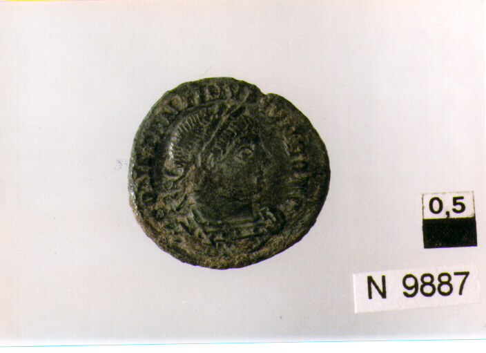 R/ busto drappeggiato corazzato e diademato di imperatore a destra; V/ imperatore(?) stante a sinistra con lancia (moneta, follis) (sec. IV d.C)