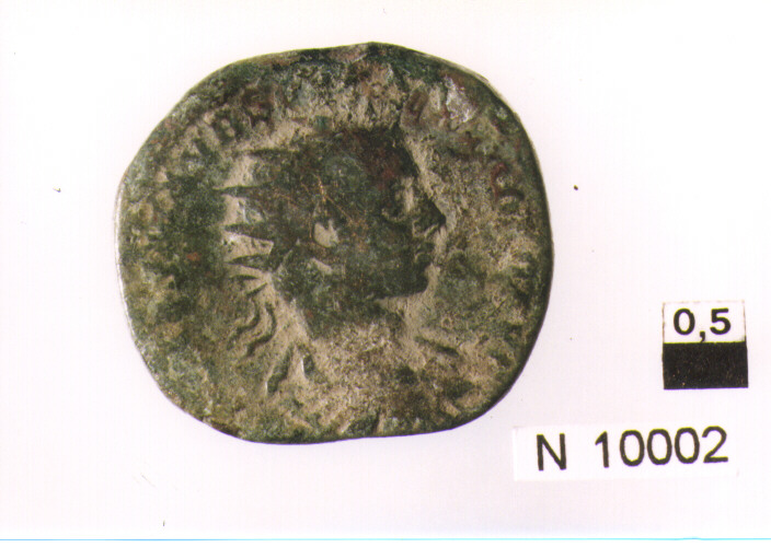 R/ testa radiata di Claudio II a destra; V/ figura femminile drappeggiatastante a sinistra (moneta, antoniniano) (sec. III d.C)