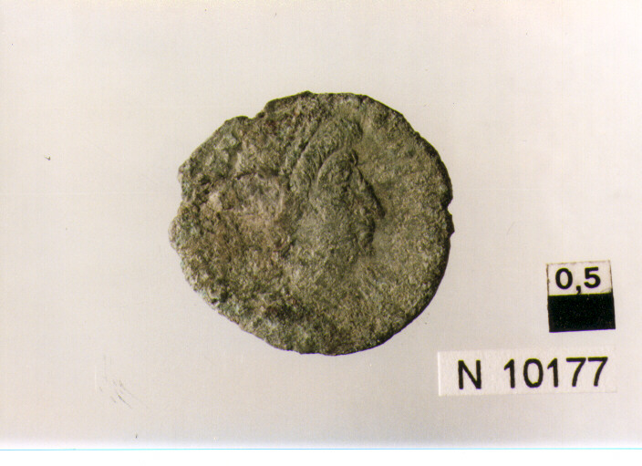 R/ busto diademato a destra; V/ imperatore a sinistra in abiti militari colpisce cavaliere caduto (moneta, follis) (sec. IV d.C)