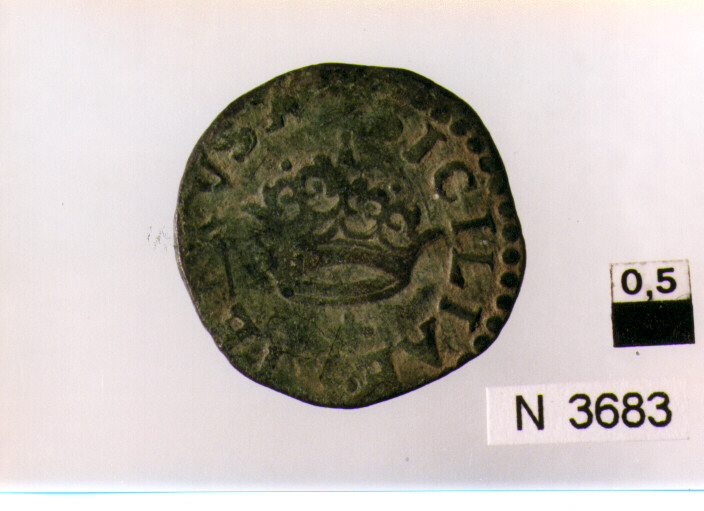 R/ testa nuda volta a destra, poco leggibile; V/ corona reale (moneta, due cavalli) (sec. XVI d.C)