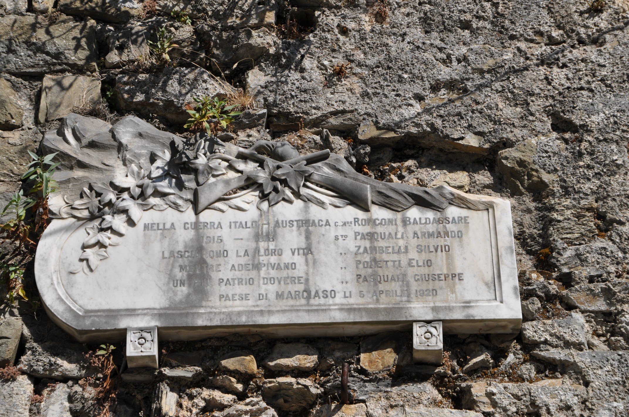 lapide commemorativa ai caduti - ambito carrarese (primo quarto sec. XX)