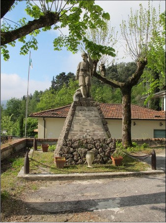 monumento ai caduti - a montagna figurata di Morescalchi Alfredo (primo quarto sec. XX)