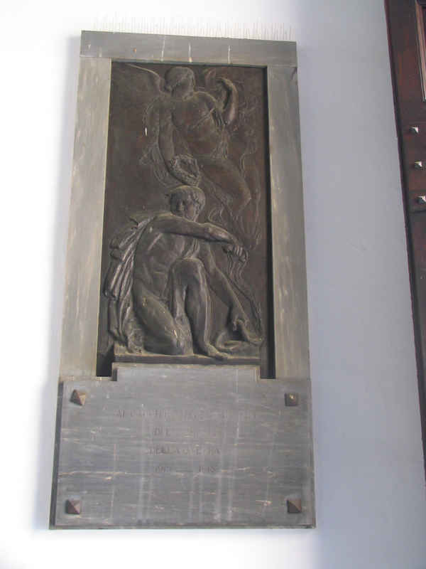 allegoria della Vittoria che incorona un soldato (monumento ai caduti - a lapide) - ambito toscano (prima metà sec. XX)
