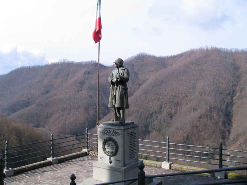 Figura di soldato: fante (monumento ai caduti) di Carlesi Mario (sec. XX)