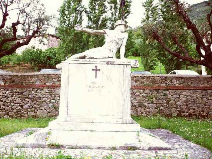 Morte del soldato (monumento ai caduti) di Palmerini Cornelio (bottega) (secondo quarto Sec. XX)