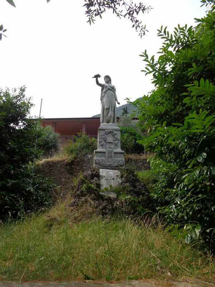 Allegoria della Patria che incorona i caduti (monumento ai caduti - a cippo) di Parma Giuseppe (Sec. XX)