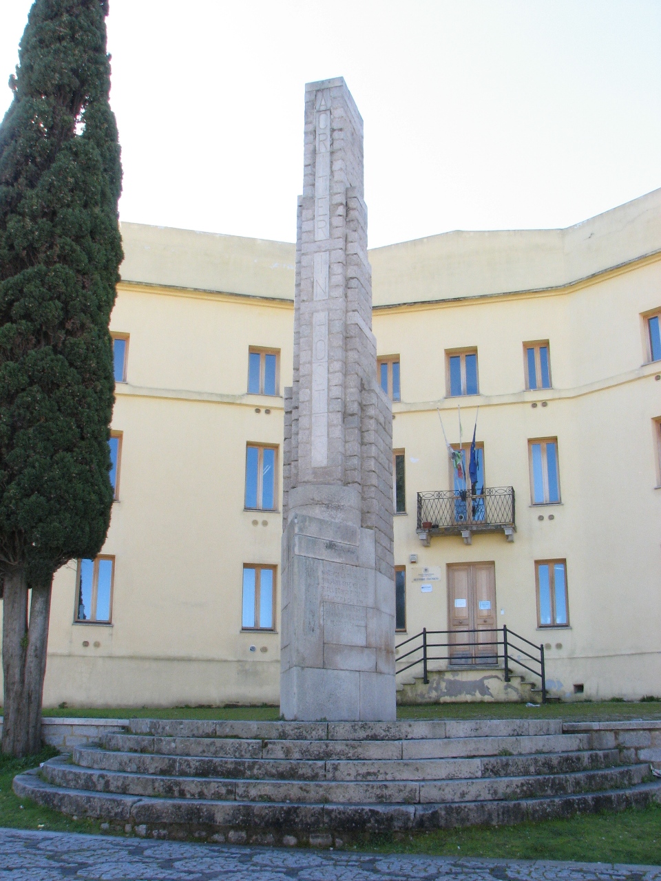 Monumento ai caduti - a stele