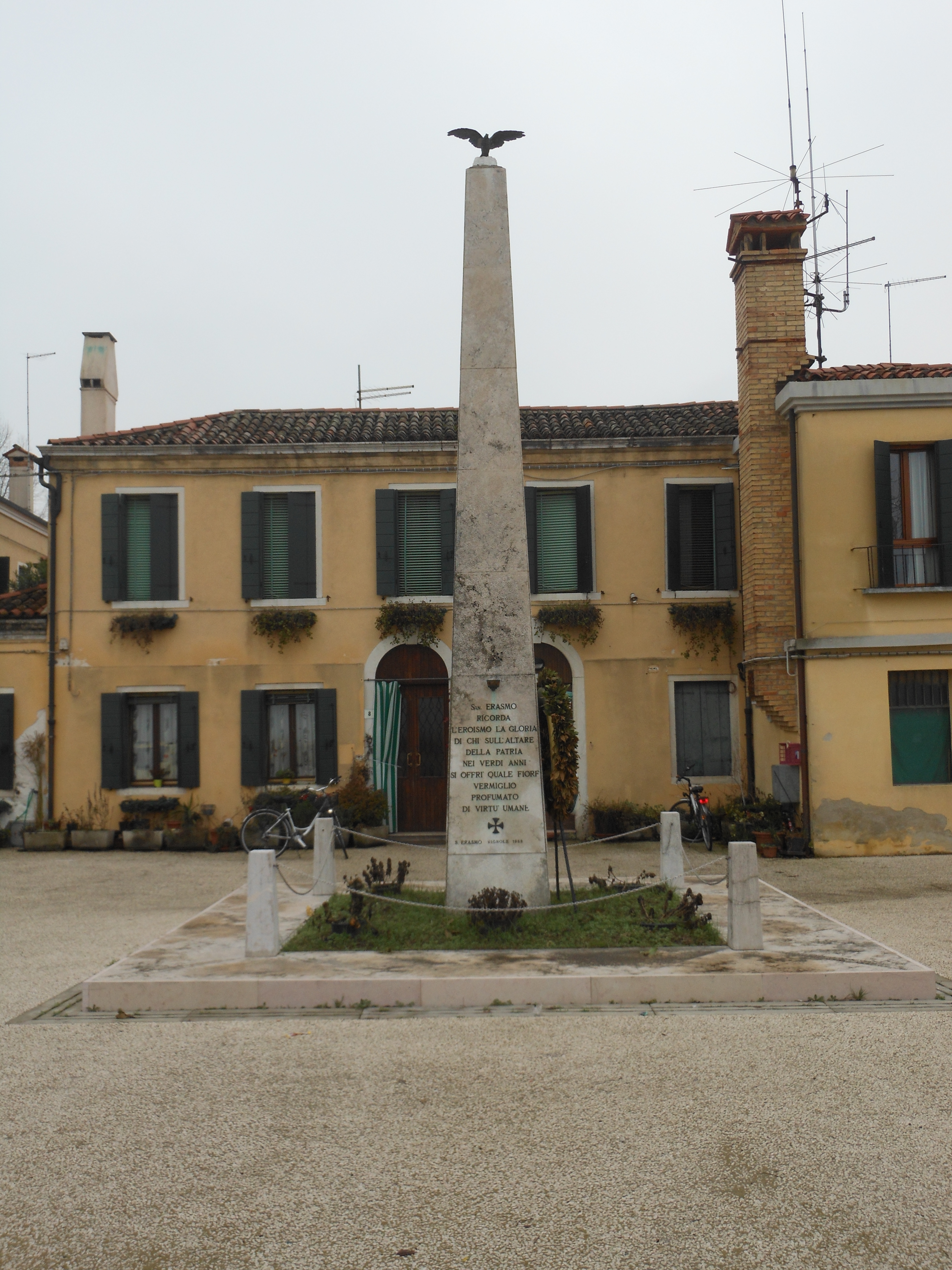 allegoria della Vittoria come aquila (monumento ai caduti - ad obelisco) - ambito veneziano (sec. XX)