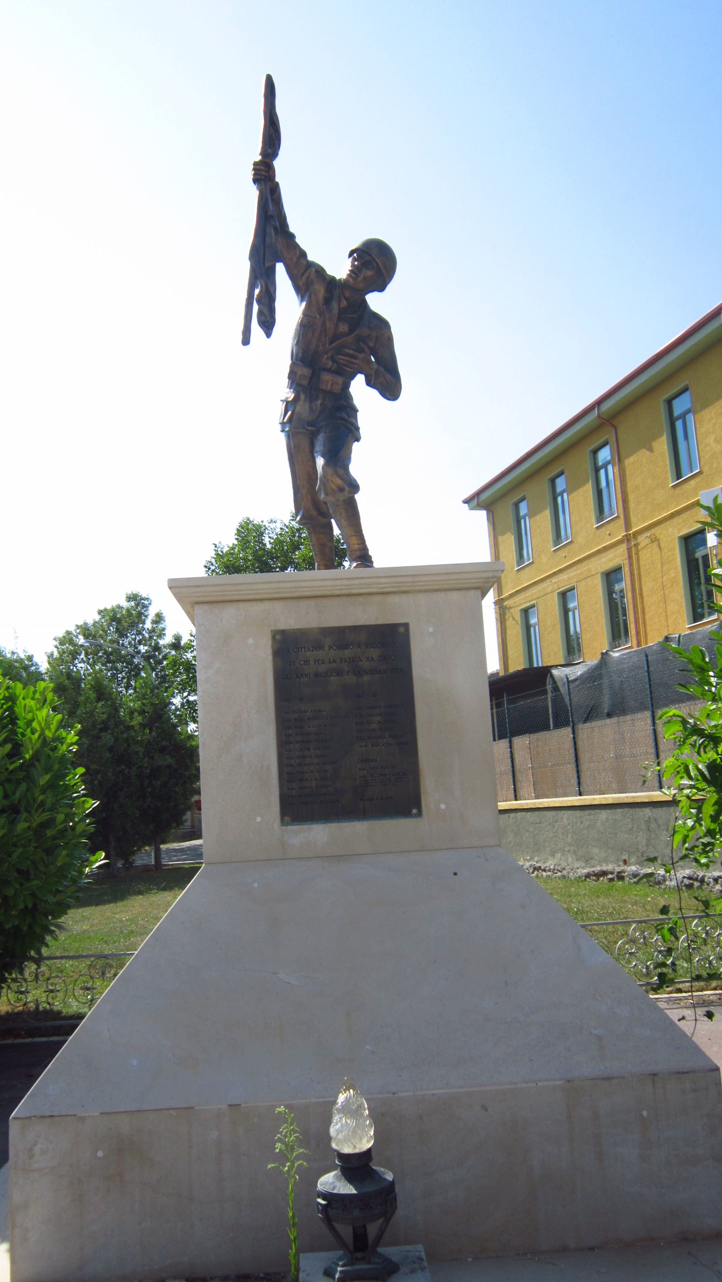 Allegoria del soldato che porta la bandiera (monumento ai caduti - ad ara) - ambito abruzzese (ultimo quarto XX)