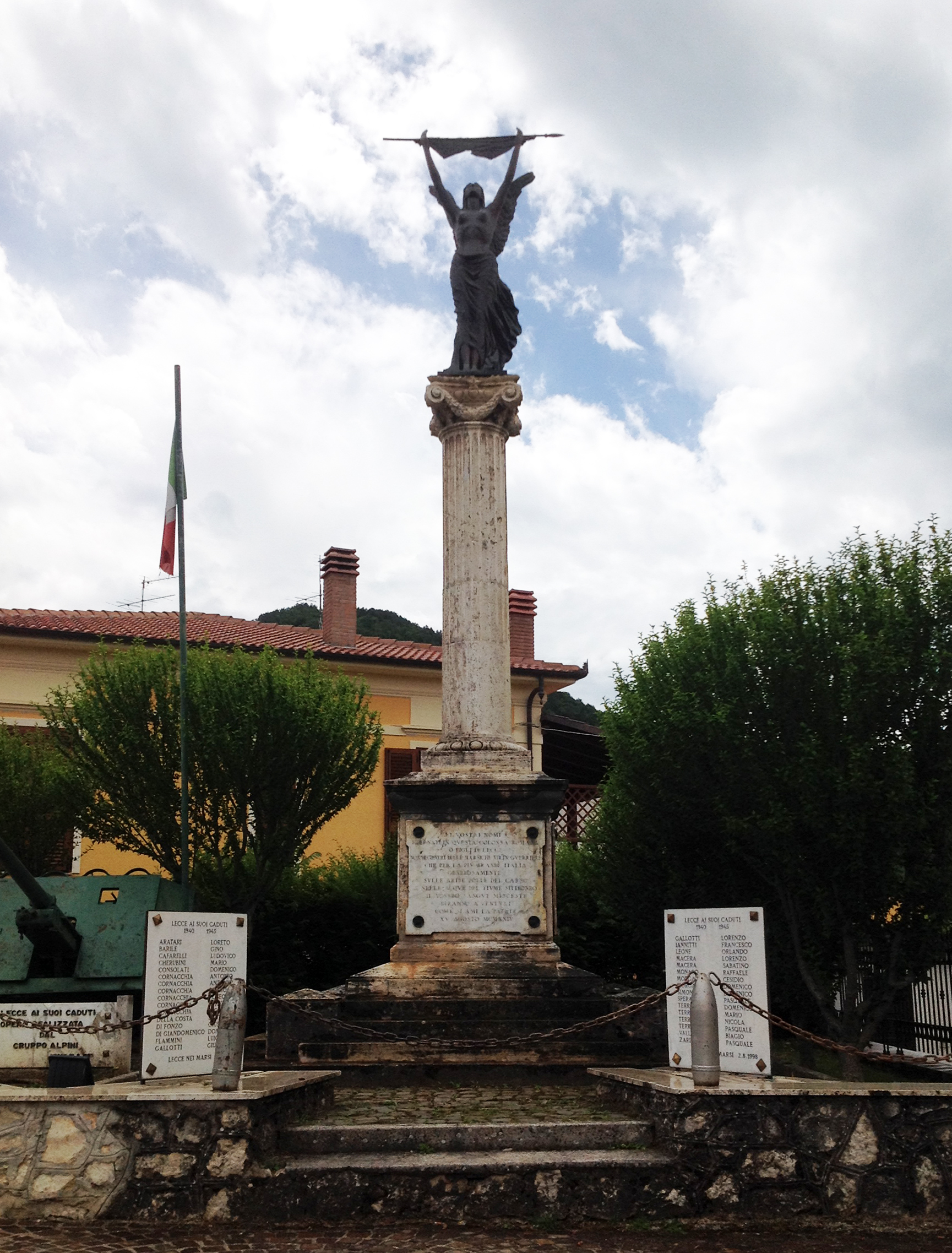 Allegoria della Vittoria che innalza la bandiera (monumento ai caduti - a colonna, opera isolata) - ambito abruzzese (primo quarto XX)