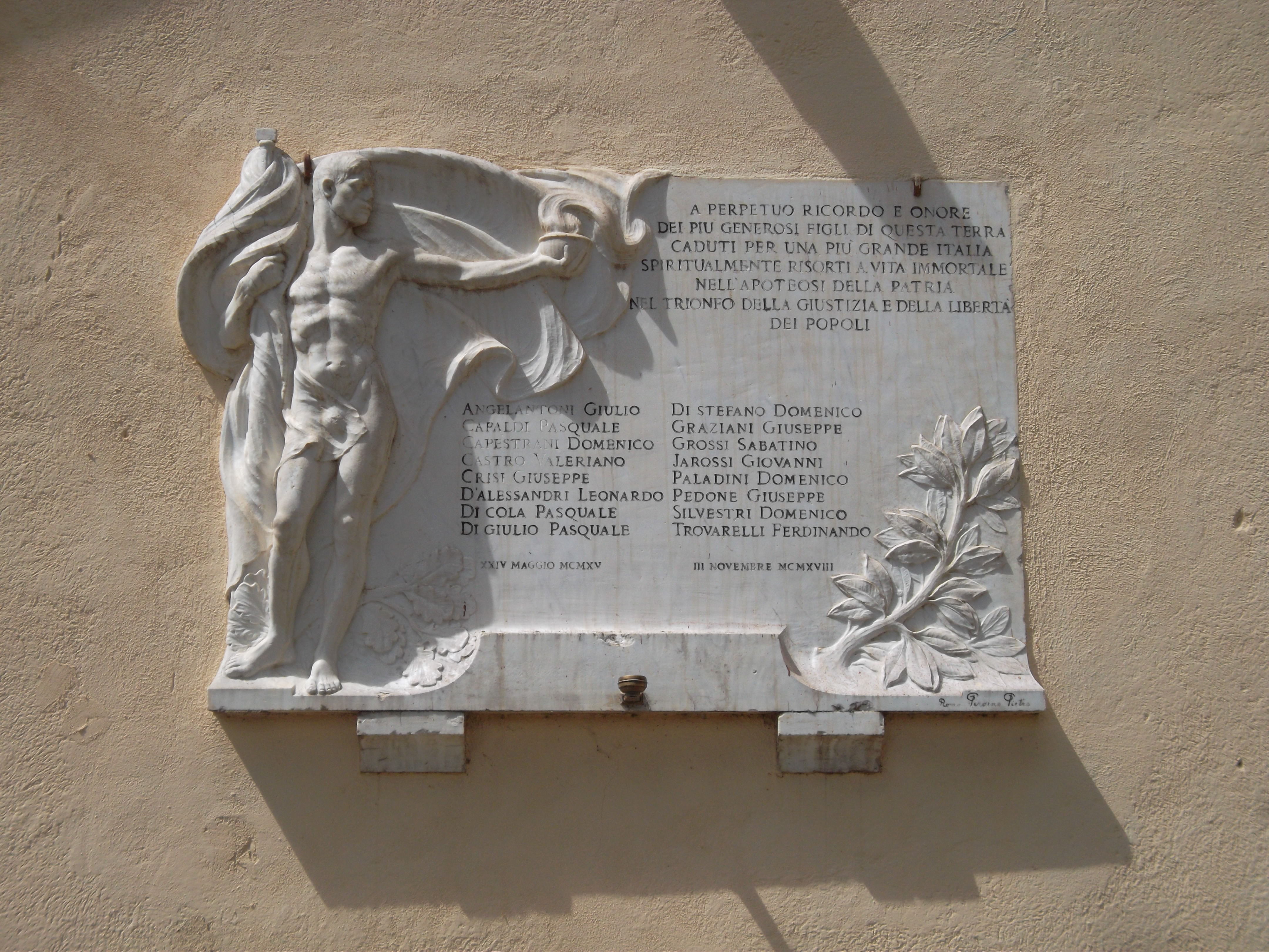 Allegoria del soldato come eroe antico/soldato che porta la bandiera (monumento ai caduti - a lapide) di Pietro Piraino (attribuito) (prima metà XX)