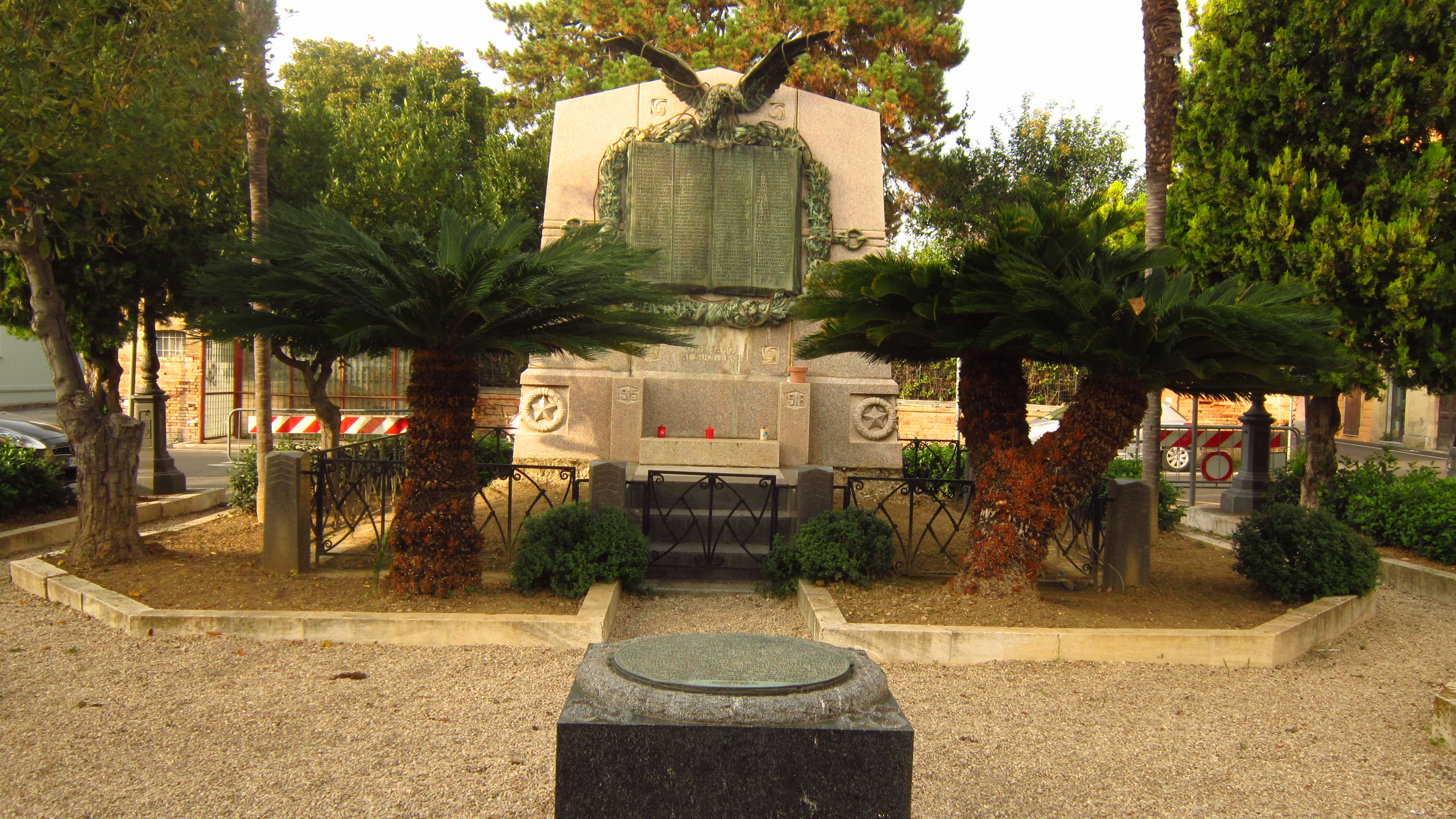 monumento ai caduti - a basamento - ambito abruzzese (inizio XXI)