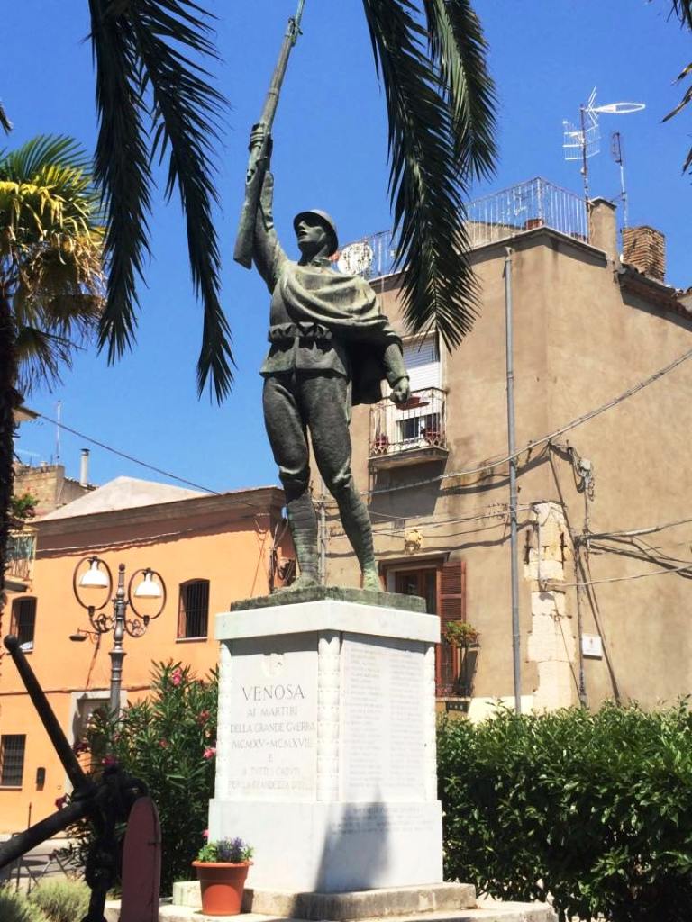 figura di soldato in combattimento (monumento ai caduti - a cippo) di D'Antino Nicola Eugenio (attribuito) (prima metà XX sec)