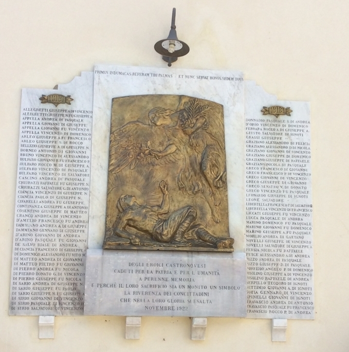 Allegoria della Vittoria che premia un soldato morente (lapide commemorativa ai caduti) di Bisceglia Gaspare (attribuito) (primo quarto XX sec)