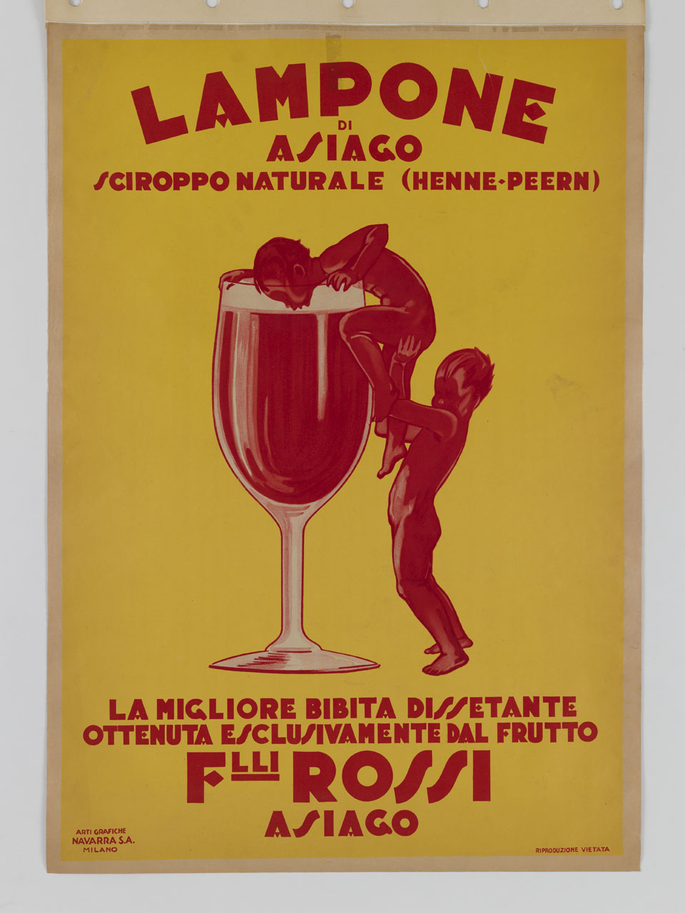 raffigurazione di due bambini nudi di colore rosso che cercano di entrare in un bicchiere gigante contenente una bevanda dello stesso colore (manifesto) - ambito italiano (sec. XX)