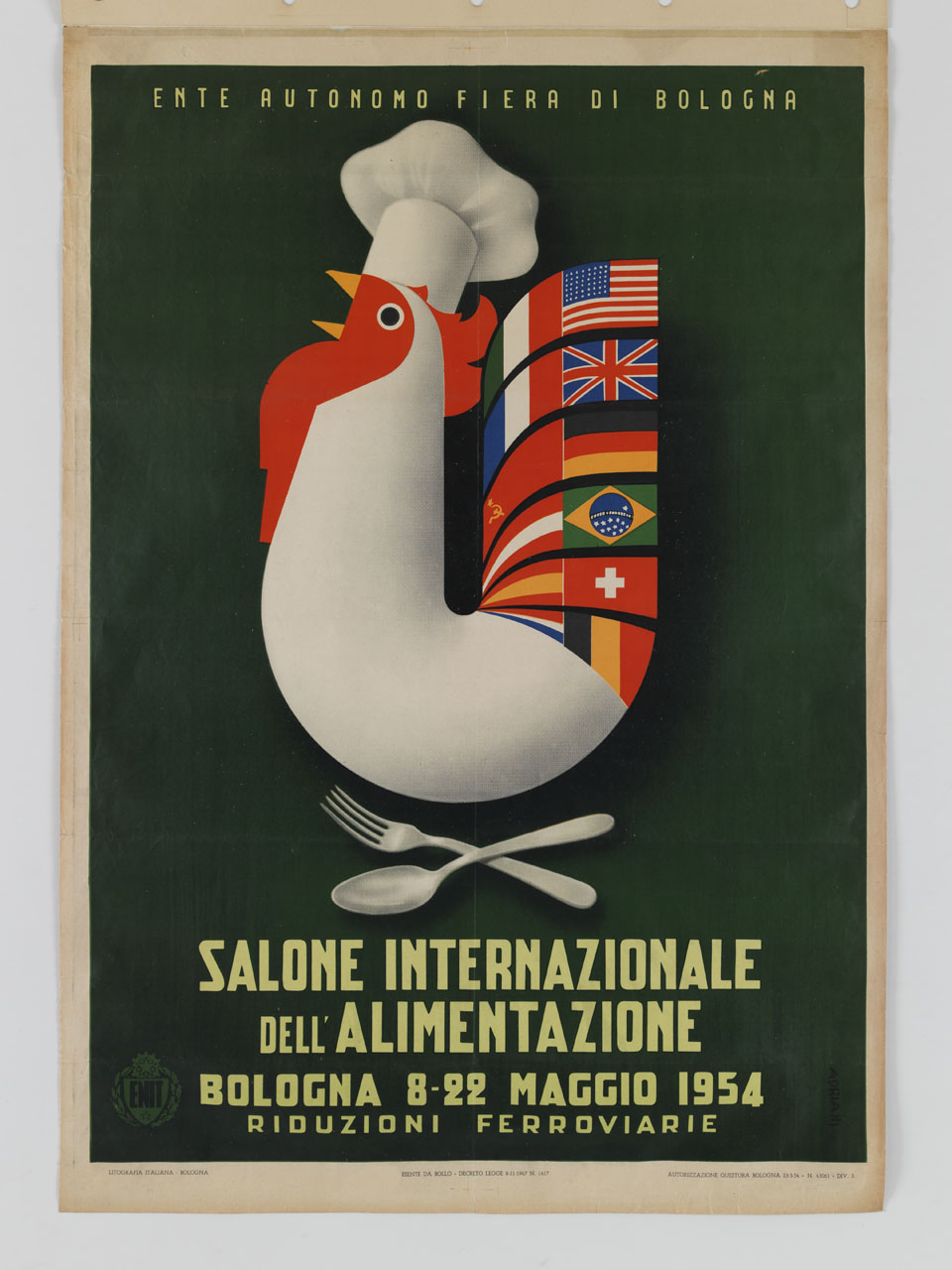gallo con cappello da cuoco, posate e coda a foggia di bandiere internazionali (manifesto) di Adriani Emidio (sec. XX)