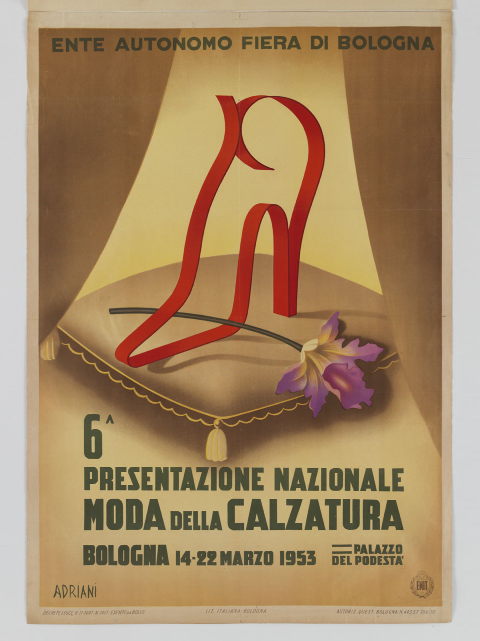 sagoma di scarpa femminile con tacco poggiata su un cuscino adorno di un fiore (manifesto) di Adriani Emidio (sec. XX)
