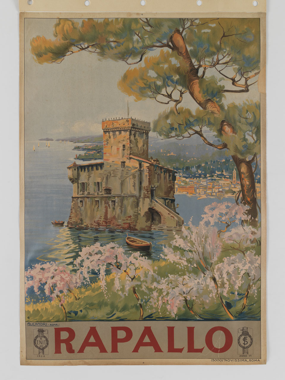veduta del castello di Rapallo con glicini e pino marittimo in primo piano (manifesto) di Alicandri Vincenzo (sec. XX)