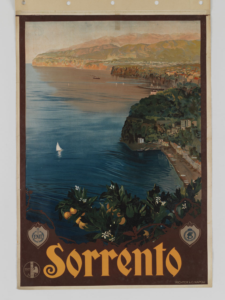 veduta del golfo di Napoli con il paese di Sorrento e un ramo di limone in fiore in primo piano (manifesto) di Borgoni Mario (sec. XX)