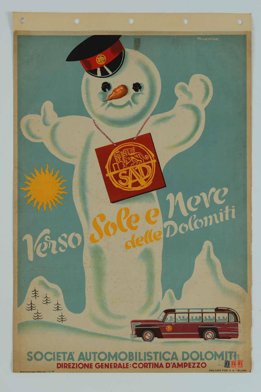 un puppazzo di neve, nato dalle montagne innevate ai lati, indossa cappello e distintivo della SAD per dirigere il transito della corriera; sulla sinistra il sole (manifesto) di Klopfer E (sec. XX)