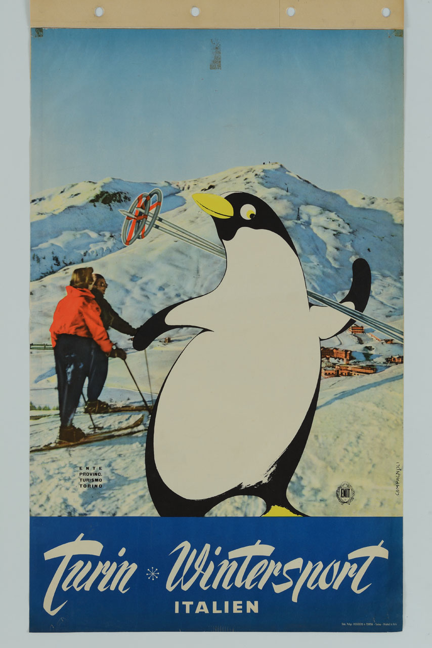 in primo piano un pinguino con racchette da sci sulla spalle; dietro altri sciatori su una pista innevata; sullo sfondo un paese e una montagna innevata (manifesto) di Campagnoli Adalberto (sec. XX)
