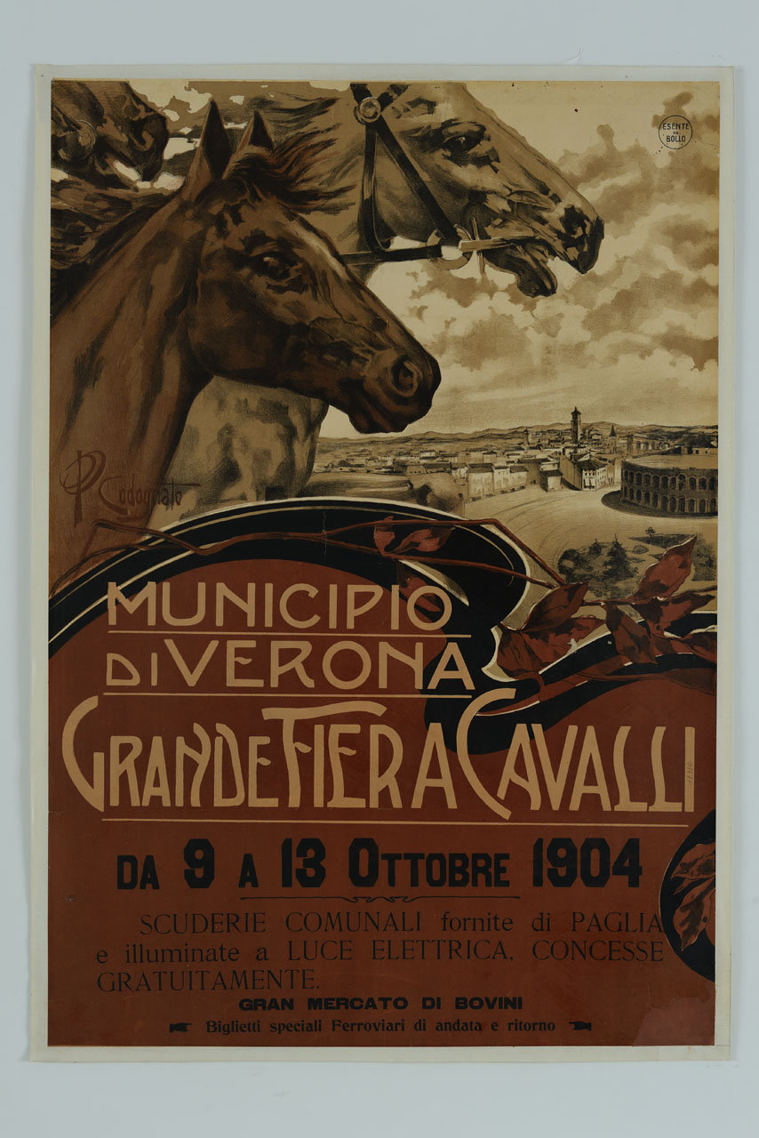 due teste di cavallo in corsa davanti a una veduta della città di Verona (manifesto) di Codognato Plinio (sec. XX)