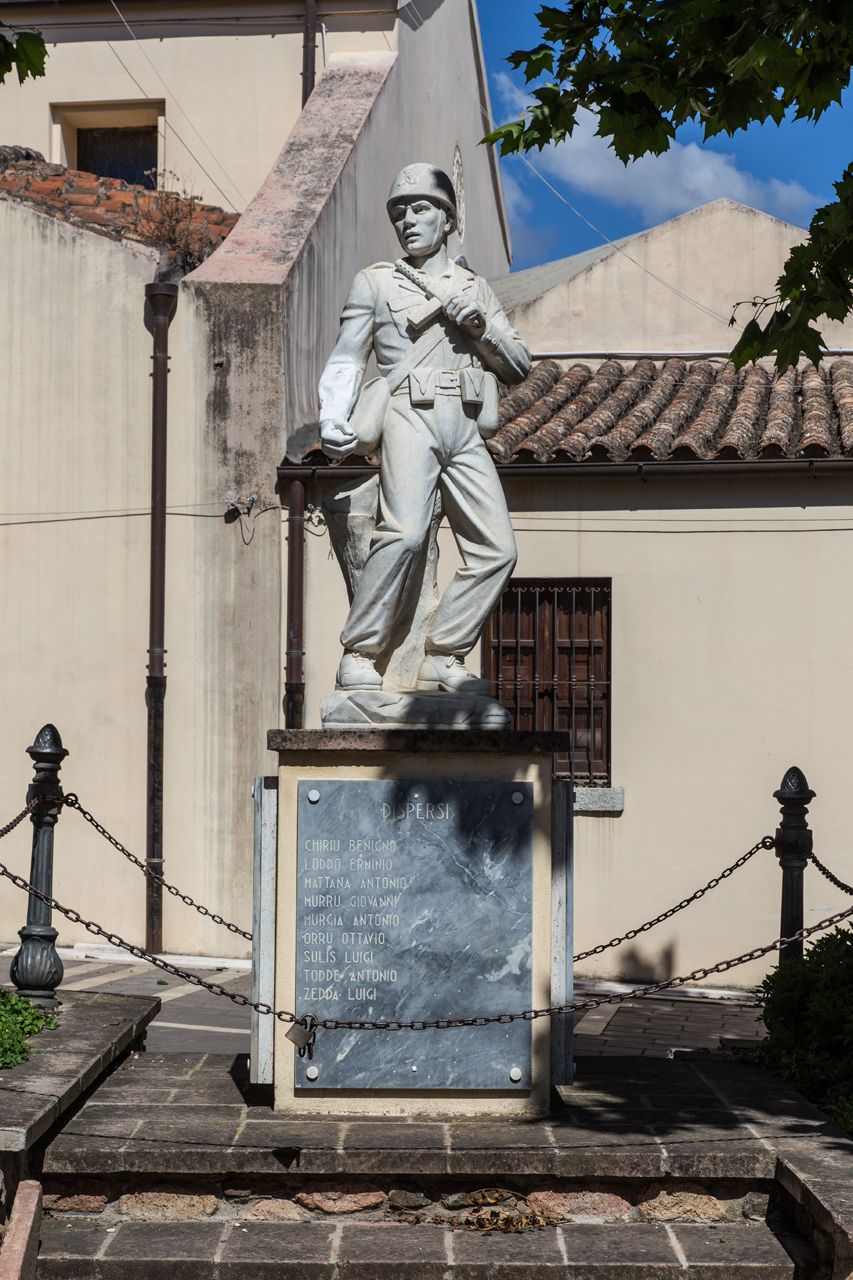 Figura di soldato: fante (monumento ai caduti - a cippo)