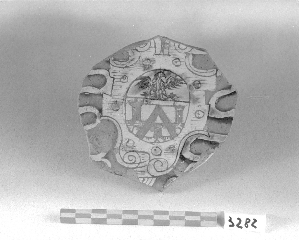 stemma gentilizio (piatto, frammento) - produzione veneziana (inizio secc. XVI/ XVII)